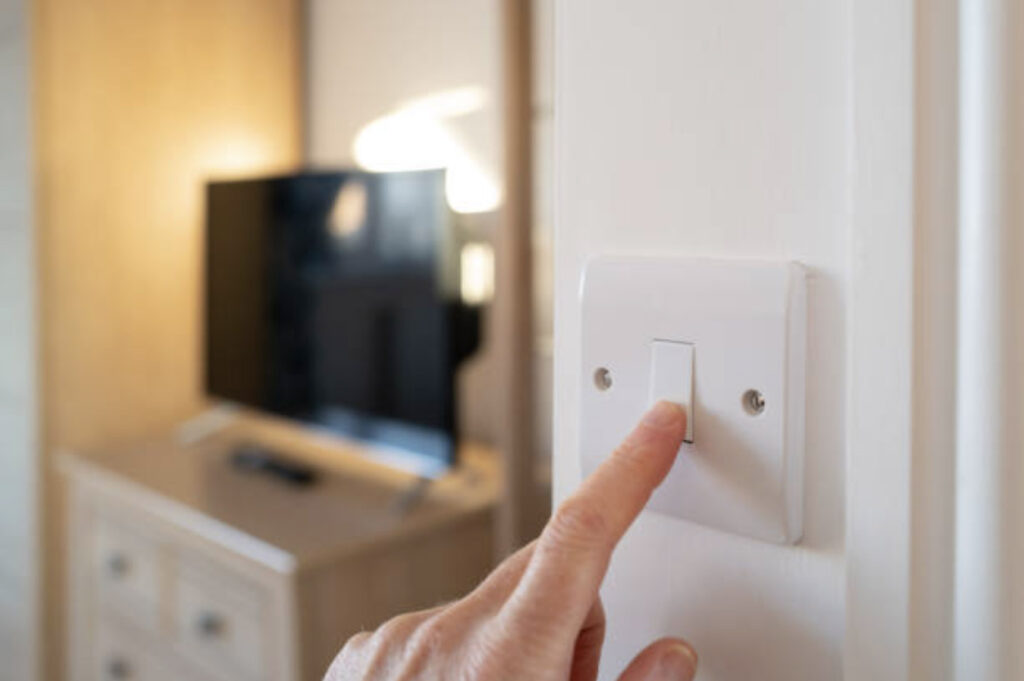 Personne appuyant sur un interrupteur